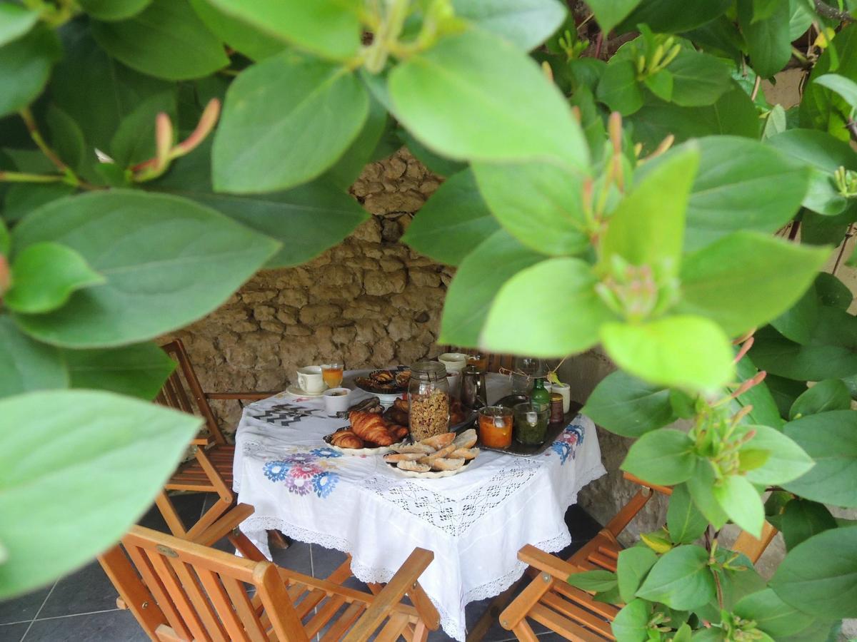 Maison D'Hotes "Les Volets Verts" Et Sa Brocante Ecueille Exterior foto